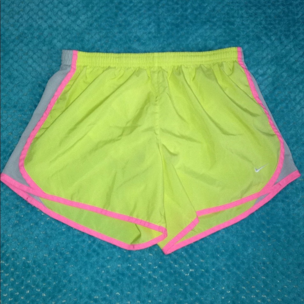 NIKE: yellow junior xl ahorts